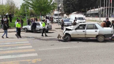 Şanlıurfa'da iki otomobil çarpıştı: 8 yaralı