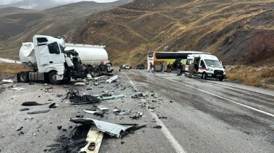 Hakkari'de otobüsle tanker çarpıştı: 1 ölü