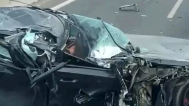 İzmir'de kamyonete çarpan otomobil hurdaya döndü, mucizevi kurtuluş!