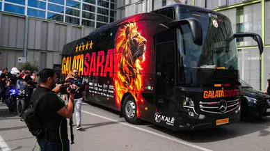 Galatasaray otobüsüne İzmir'de taşlı saldırı