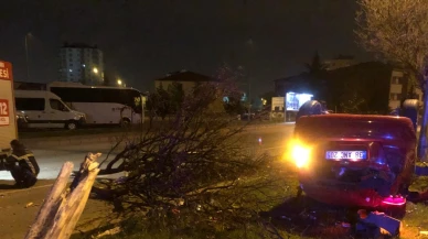 Kayseri'de feci kaza! Otomobil ağaçlara çarpıp ters döndü: 2 kişi yaralandı