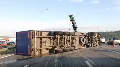 Pendik'te feci kaza: Tır devrildi!