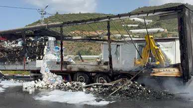 Antalya'da feci yangın: Peçete yüklü tır yandı!