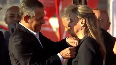 DEVA Parti'li Seda Kaya Ösen CHP’ye katıldı: Rozetini Özgür Özel taktı