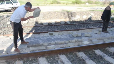 Çankırı'da 6 aydır paralarını alamayan işçiler, döşedikleri taşları söktü