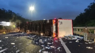 Tır kazası: Şişe sular yola saçıldı, trafik felç oldu