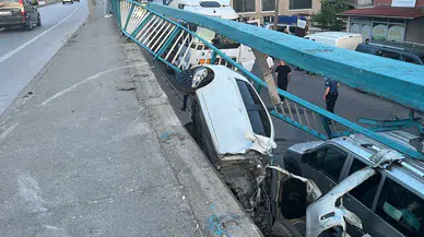 Gebze’de otomobil 3 metrelik duvarda asılı kaldı