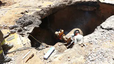 İzmir'de su borusu patladı! Araçlar ve evleri su bastı