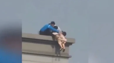 20. kattan atlamaya kalkan kadını saçından tutup kurtardı!