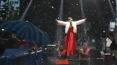 Aydilge konserinde kan döküldü!