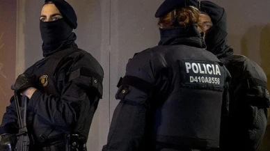 Espanyol stadyumu önünde kaos: Araç kalabalığa daldı!
