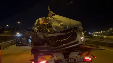 Bursa'da feci kaza! Otomobil kamyona çarptı: 2 kişi yaralandı!