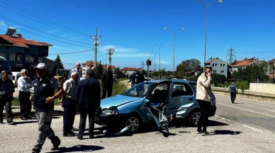 Kütahya'da çarpışan otomobiller hurdaya döndü!