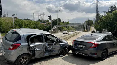 Sakarya'da iki otomobil çarpıştı: 4 yaralı