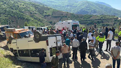 Hakkari'de öğrenci servisi devrildi: Çok sayıda yaralı var