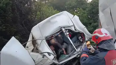 Otoyoldaki kazada tır sürücü feci şekilde can verdi