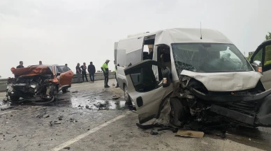 Bursa'da korkunç kaza! Minibüs ile otomobil kafa kafaya çarpıştı!