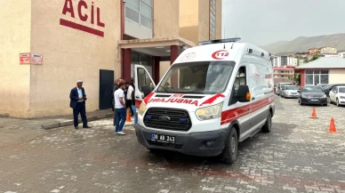 Hakkari'de öğrenci servisi devrildi: 8 kişi yaralandı!