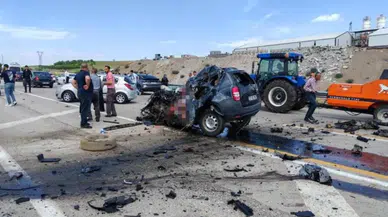 Elazığ'da tırla çarpışan otomobil hurdaya döndü
