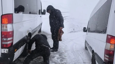 Erzurum'da kar ve tipi! Araçlar yolda kaldı