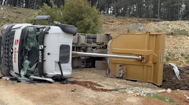 Kahramanmaraş'ta kamyon devrildi: Sıkışan sürücü can verdi!