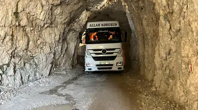 Erzincan'da tır, tünele sıkıştı!
