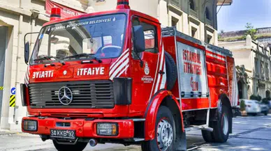 Arnavutköy'de elektrik direği bomba gibi patladı
