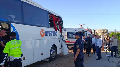 Afyonkarahisar'da yolcu otobüsü tıra çarptı: Çok sayıda yaralı var!