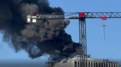 Berlin'de gökdelen yangını: Patlama sesleri yükseldi