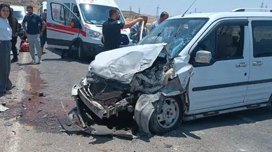 Siirt'te 2 hafif ticari araç çarpıştı: 4 kişi yaralandı