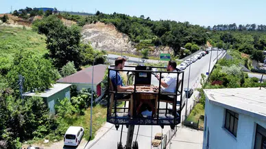 Teras manzarası yetmedi, vinçle göğe çıktılar! İstanbul’da sıra dışı kafe deneyimi