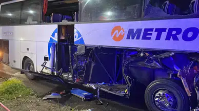 Sakarya'da yolcu otobüsü tıra çarptı: 12 yaralı!