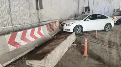 Samsun'da otomobil beton bariyerlere girdi: 5 yaralı!