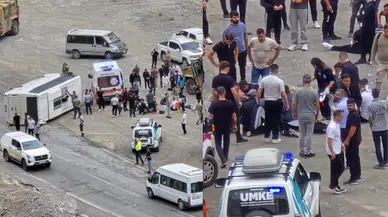 Askerleri taşıyan midibüs devrildi