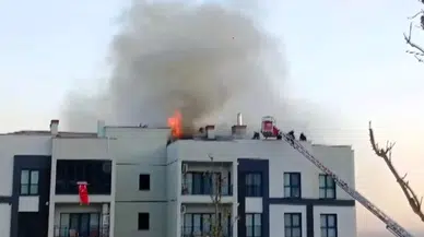 Apartmanın çatı katı alev alev yandı