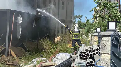Kocaeli Kartepe’de şantiye yangını: Prefabrik bina alevlere teslim oldu