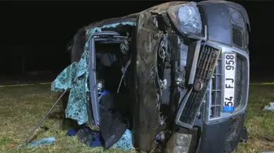 Sakarya'da hafif ticari araç devrildi: 1 ölü, 1 yaralı!