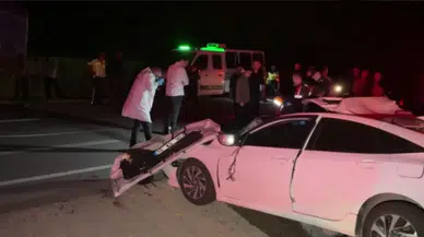 Balıkesir'de kahreden kaza! Otomobil, kamyona girdi!