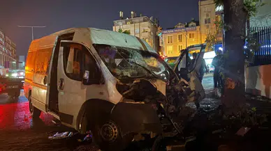 Avcılar'da feci kaza! Servis minibüsü ile otomobil çarpıştı