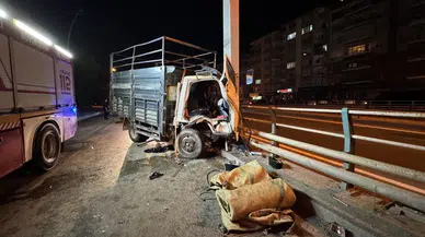 Kocaeli'de feci kaza! Kamyonet, yön tabelasına çarptı