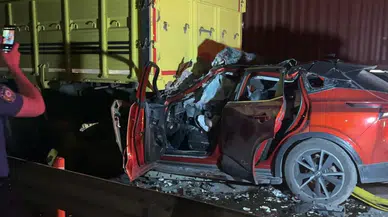 Sakarya'da korkunç kaza: Kamyona çarpan aracın sürücüsü can verdi