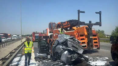 TEM Otoyolu'nda zincirleme kaza! Otomobil tır ile kamyon arasında kaldı: 2 yaralı