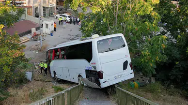 Maltepe'de servis otobüsü köprülü kavşaktan düştü