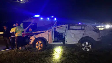 Kars'ta korkunç kaza! Refüje çarpan otomobil devrildi: 1 ölü, 4 yaralı!