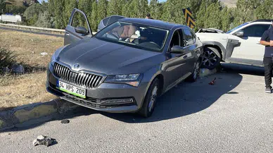 Sivas'ta otomobiller çarpıştı: Yaralılar var