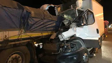 Uşak'ta feci kaza! Kamyonet, park halindeki tıra çarptı: 1 ölü, 1 yaralı