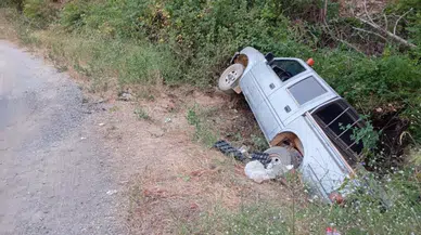 Antalya'da itfaiye ekibine yemek götüren araç şarampole yuvarlandı