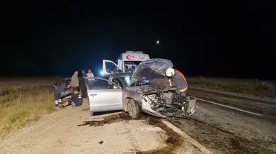 Çorum'da iki otomobil çarpıştı: 4 yaralı!