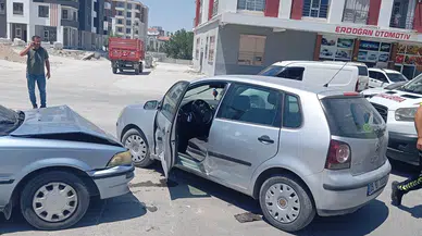 Konya'da iki otomobil çarpıştı: 6 kişi yaralandı