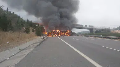 Tarsus'ta elyaf yüklü tır alev topuna döndü